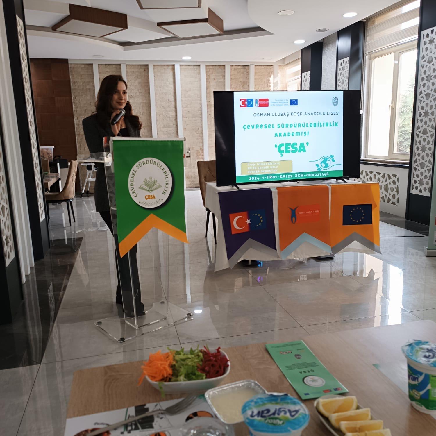 Afiş Önünde Proje Ekibi Üyeleri